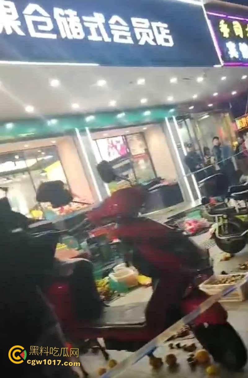 杭州乔司街道水果店,男子因老板拖欠数月工资,生活彻底陷入绝境,压力爆发打砸水果店混乱!-5