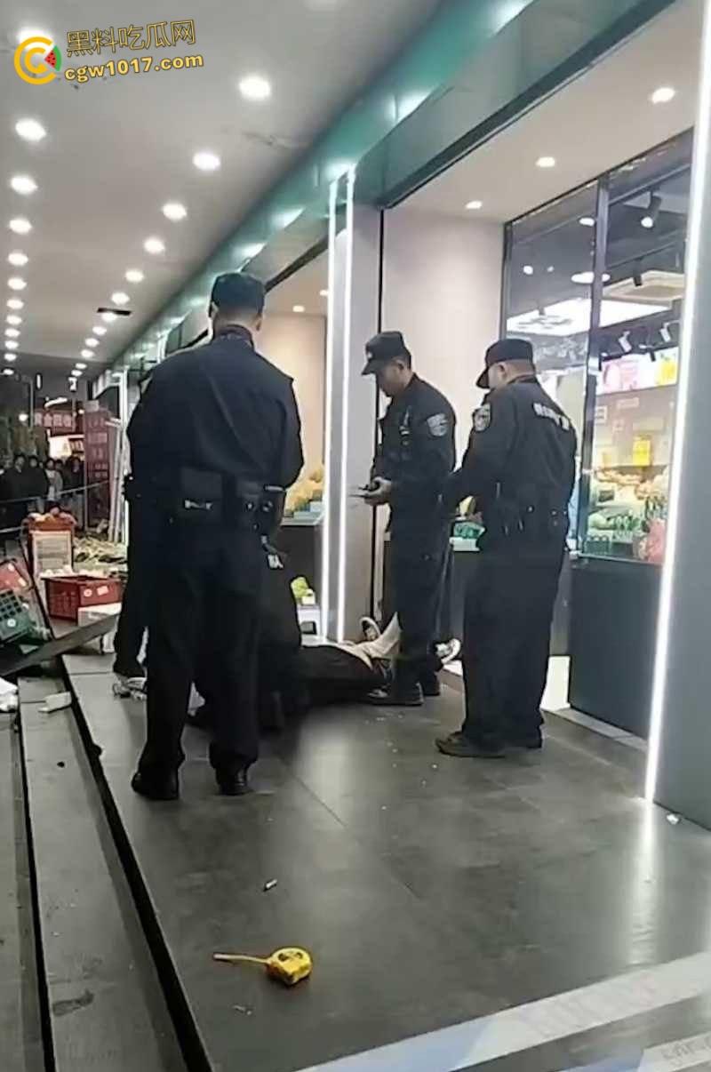 杭州乔司街道水果店,男子因老板拖欠数月工资,生活彻底陷入绝境,压力爆发打砸水果店混乱!-7