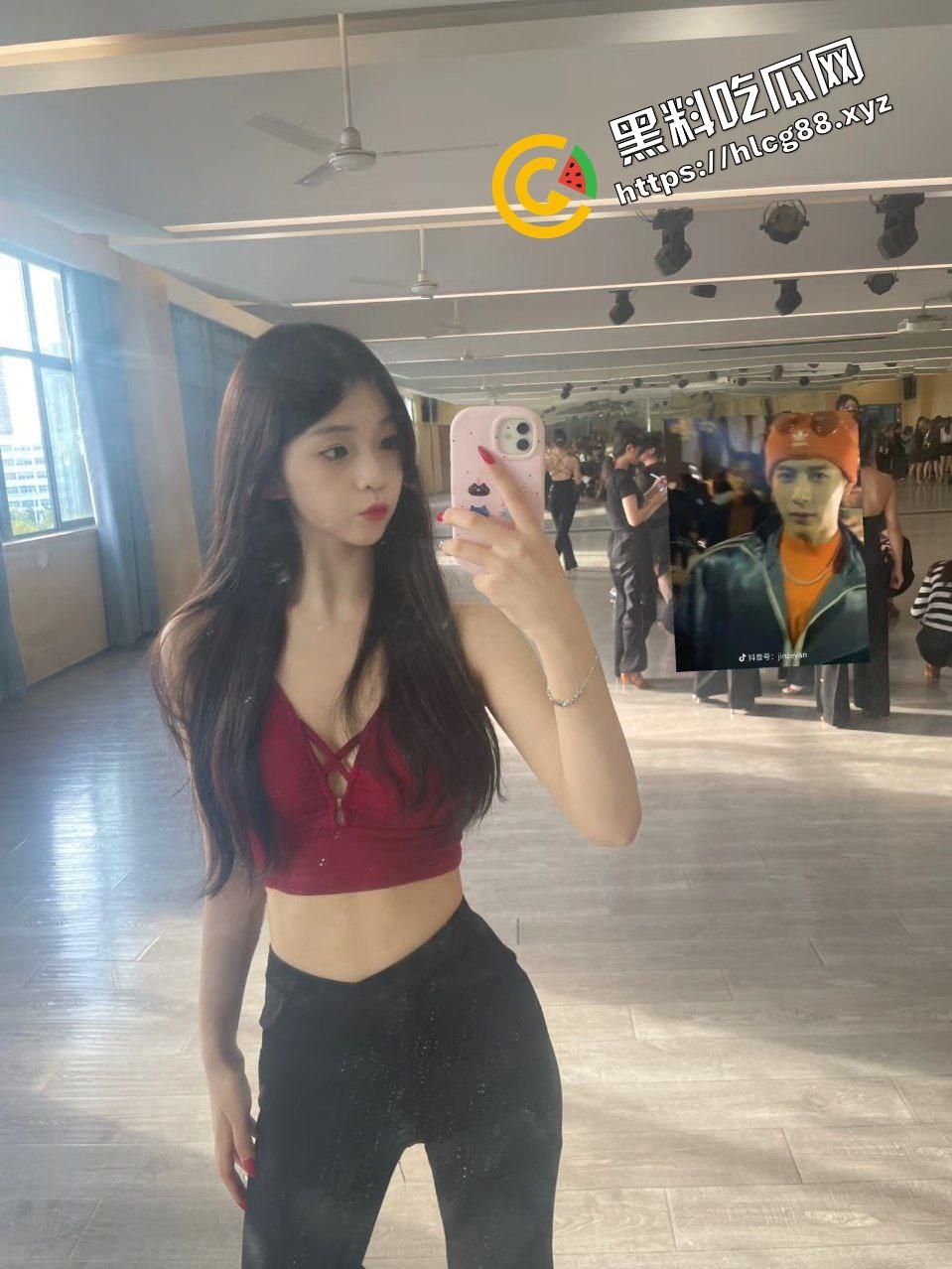 西安美术学院清纯舞蹈生『江艺』练完舞蹈练床活，下课与大哥淫荡做爱，大展骚逼后入不停！-2