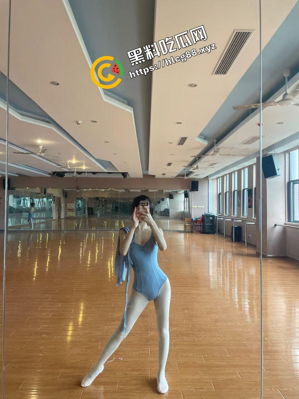 西安美术学院清纯舞蹈生『江艺』练完舞蹈练床活，下课与大哥淫荡做爱，大展骚逼后入不停！-3