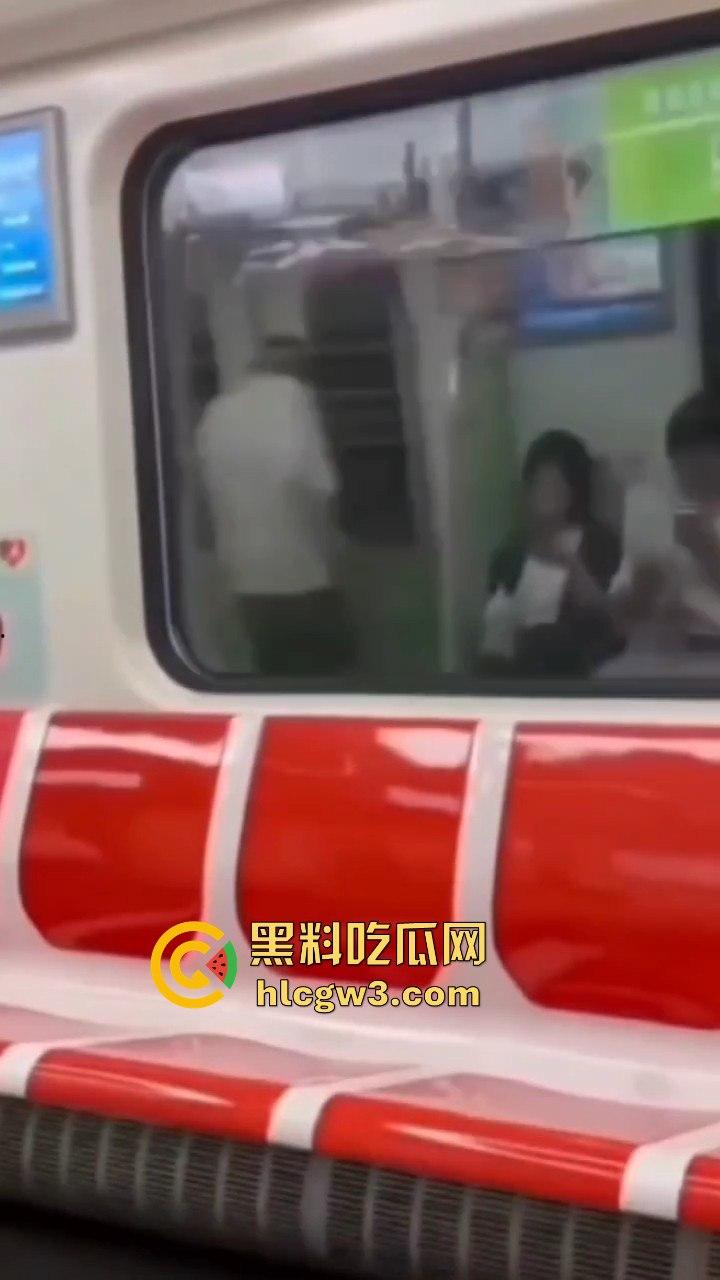 杭州地铁惊现飞机侠,哥们地铁上直接撸管,瘾大得逆天,旁若无人狠导,真特么绝了!-2