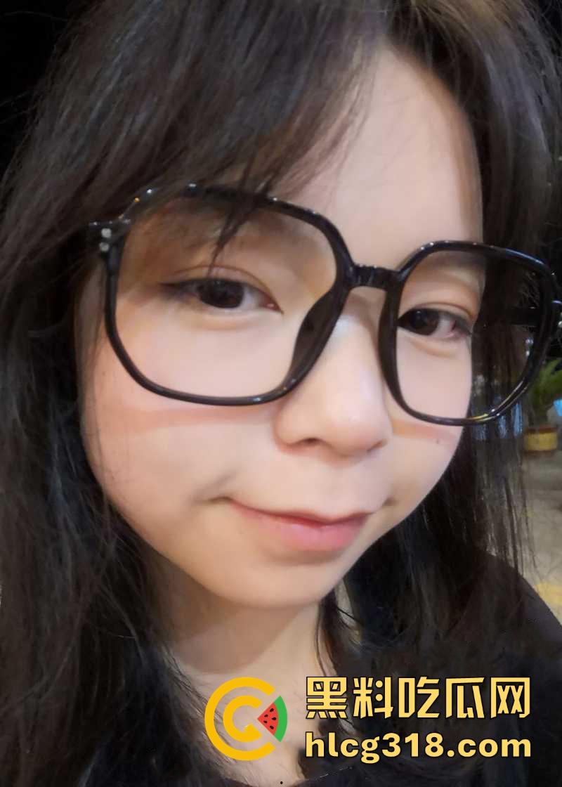 广西职业学院性瘾少女【秦丽丽】清纯萝莉大搞反差,舌钉乳钉装饰身体,心型阴蒂淫荡母狗-2