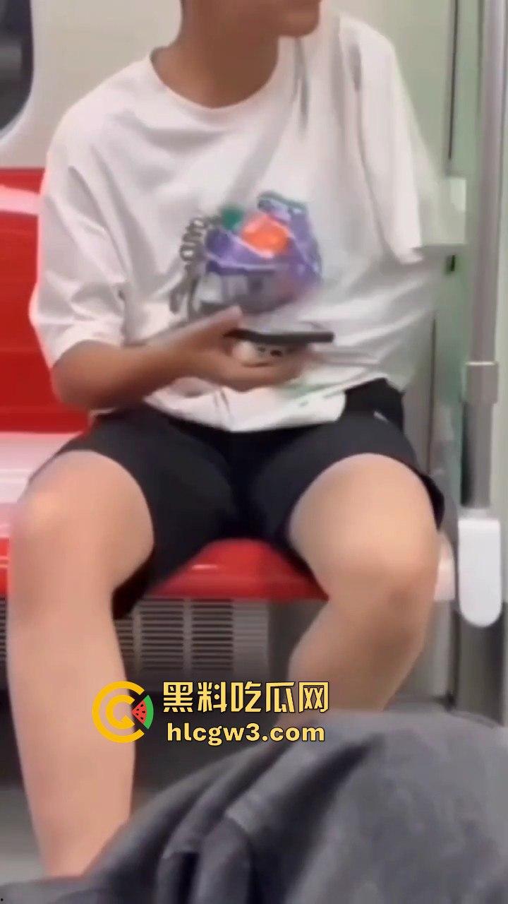 杭州地铁惊现飞机侠,哥们地铁上直接撸管,瘾大得逆天,旁若无人狠导,真特么绝了!-6