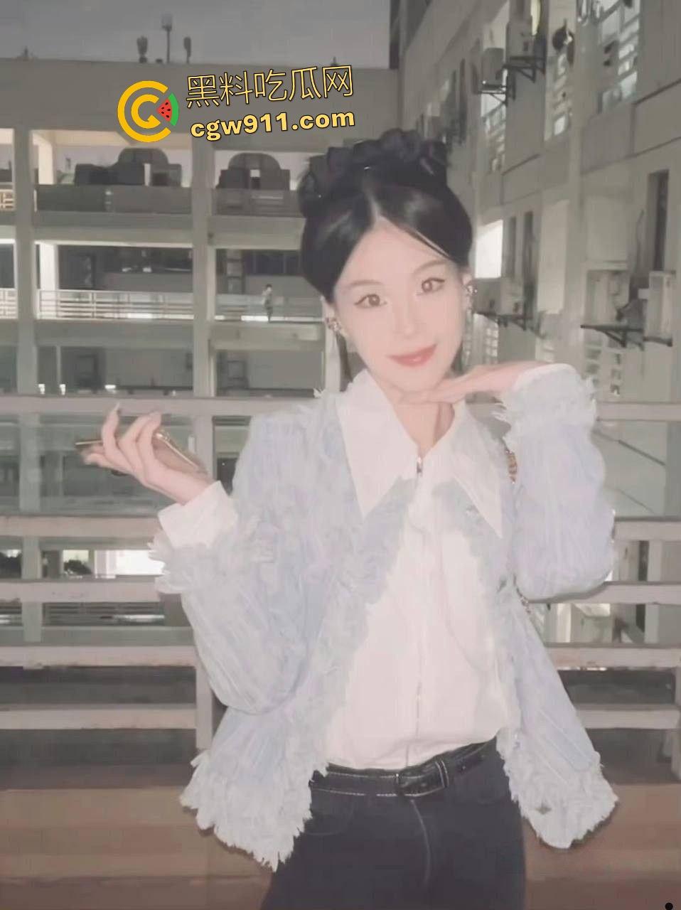 广东职院露脸美女【刘林海】，私下约金主调教，金主栓狗链玩弄嫩穴，直叹“操过最浪的婊子”！