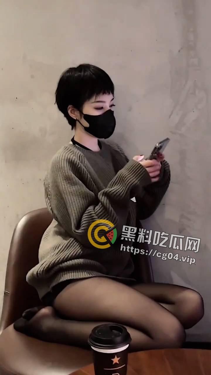 抖音百万粉丝博主【董娃娃】开盒 美腿丝袜真的顶 铁打的短发万年不变-5