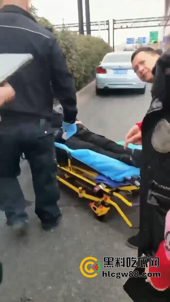 上海逆天伦理大戏,儿子路虎别车美式截停母亲宝马,逮住姘头就是一顿爆锤,现场爆踩老头直接被抬走!-7