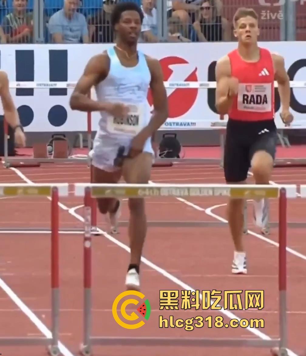 奥斯特拉瓦大奖赛400跨栏决赛惊现走光事故!【克里.罗宾森】牛子从短裤裤管中滑出,摇摇晃晃拿了个冠军!-2