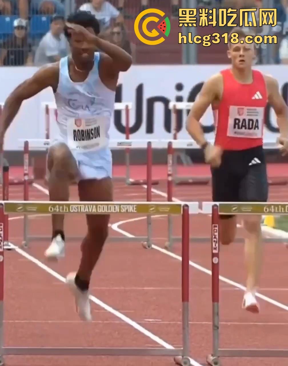 奥斯特拉瓦大奖赛400跨栏决赛惊现走光事故!【克里.罗宾森】牛子从短裤裤管中滑出,摇摇晃晃拿了个冠军!-3