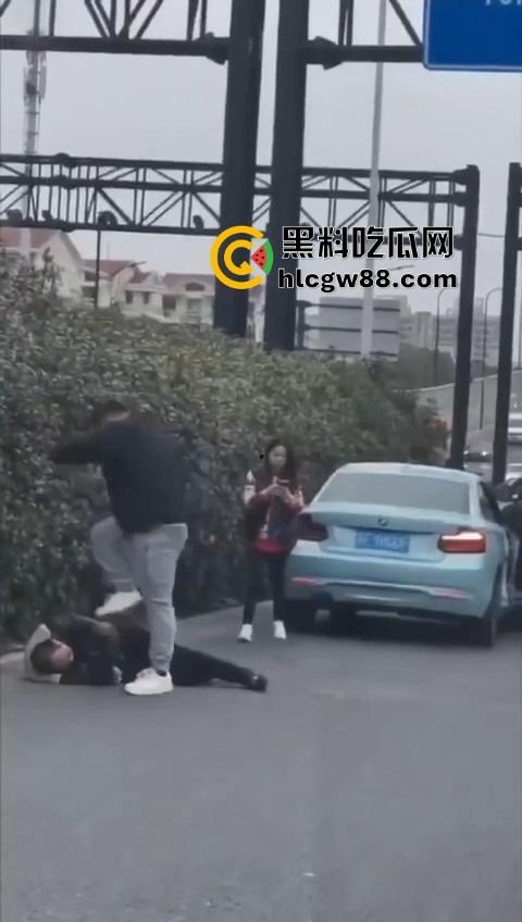 上海逆天伦理大戏,儿子路虎别车美式截停母亲宝马,逮住姘头就是一顿爆锤,现场爆踩老头直接被抬走!-10