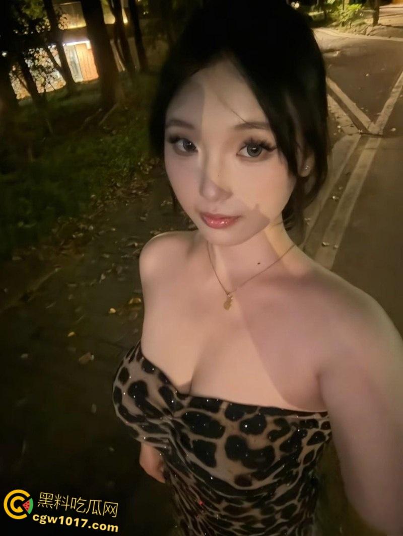 广西桂林精神小妹【冯诗瑶】，黑丝连体情趣制服女上骑乘，口交吞屌多体位激情爆操，娇喘淫荡白浆流淌！