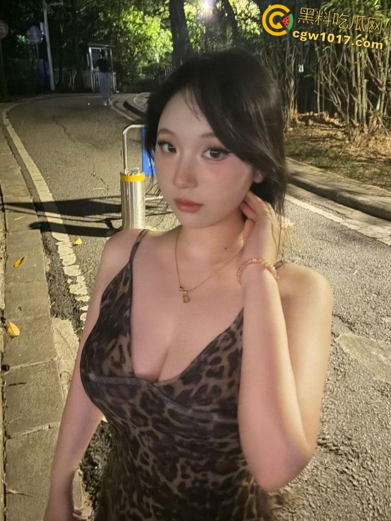 广西桂林精神小妹【冯诗瑶】,黑丝连体情趣制服女上骑乘,口交吞屌多体位激情爆操,娇喘淫荡白浆流淌!-2