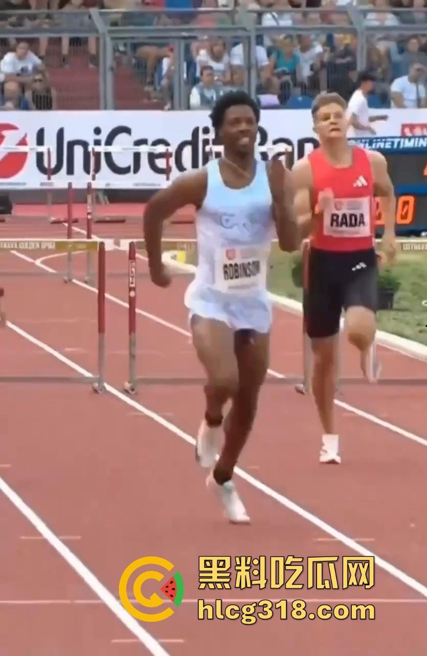 奥斯特拉瓦大奖赛400跨栏决赛惊现走光事故!【克里.罗宾森】牛子从短裤裤管中滑出,摇摇晃晃拿了个冠军!-5