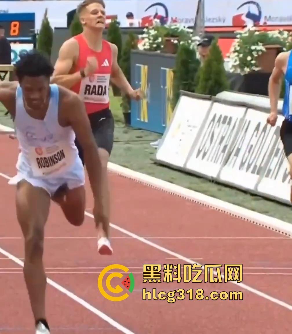 奥斯特拉瓦大奖赛400跨栏决赛惊现走光事故!【克里.罗宾森】牛子从短裤裤管中滑出,摇摇晃晃拿了个冠军!-6