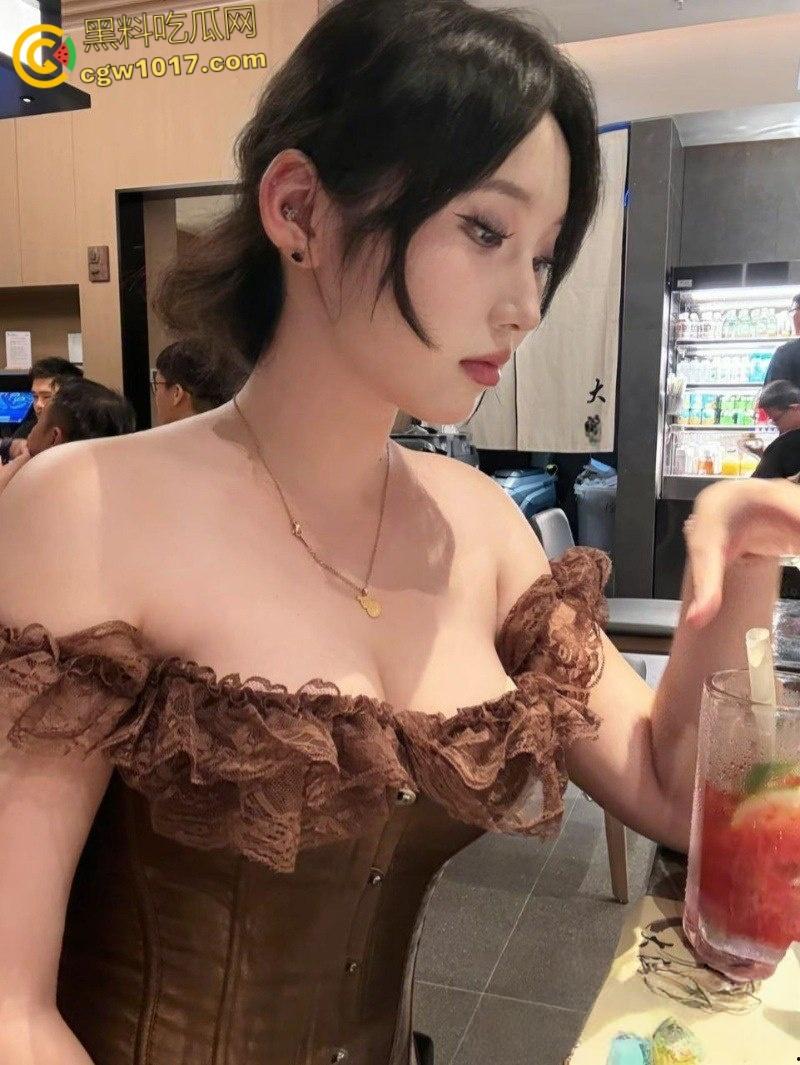 广西桂林精神小妹【冯诗瑶】,黑丝连体情趣制服女上骑乘,口交吞屌多体位激情爆操,娇喘淫荡白浆流淌!-3