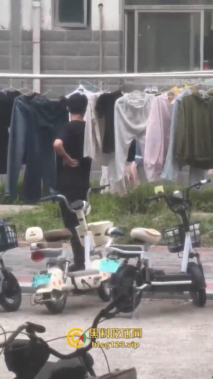 口味真重【河南师范大学】惊现变态色情狂 专偷女生内衣 监控曝光猥琐全过程