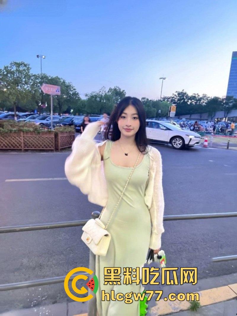 独家爆料 浙江无锡科技职业学院【方诗蕊】私密照流出 口交深喉技术爽翻男友 无套猛烈抽插校花叫不停!-3