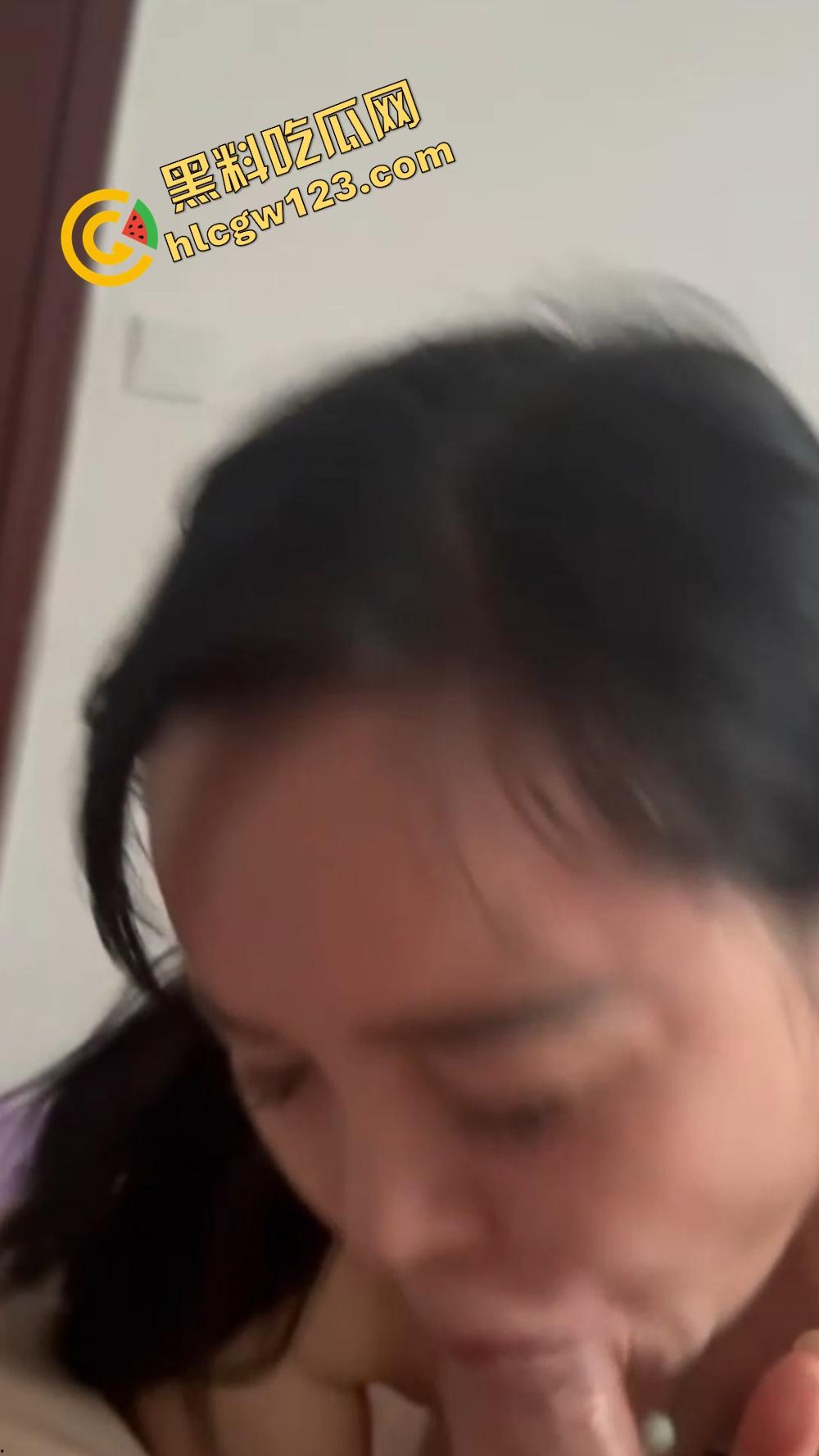 小区楼下遛乌龟竟钓到邻居骚少妇39岁『张珊珊』口活惊艳,屁股一摇榨汁三升,送龟送到床上操!-10