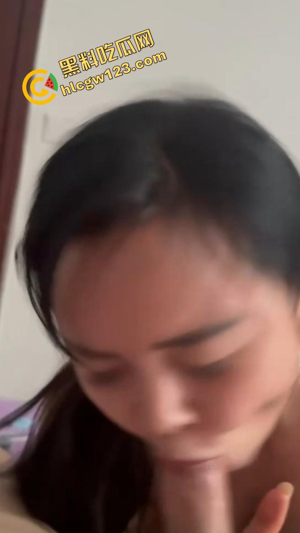 小区楼下遛乌龟竟钓到邻居骚少妇39岁『张珊珊』口活惊艳,屁股一摇榨汁三升,送龟送到床上操!-11