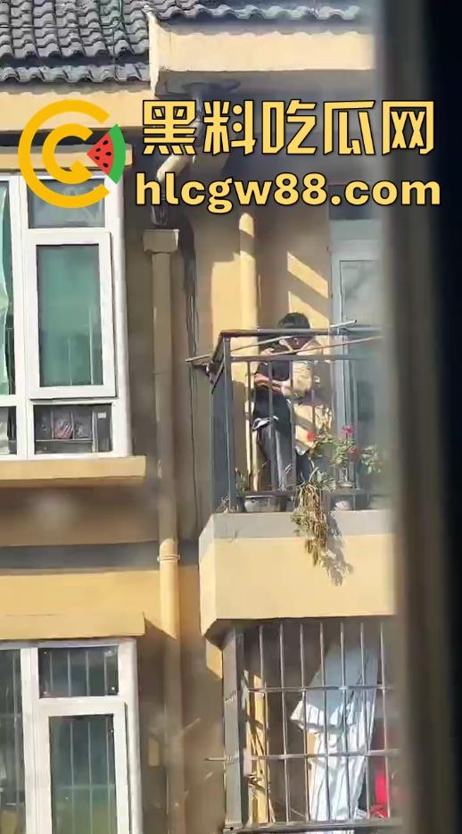 春天来了，动物们到了交配的季节了，情侣们性欲来了完全不顾旁人现场就是干！