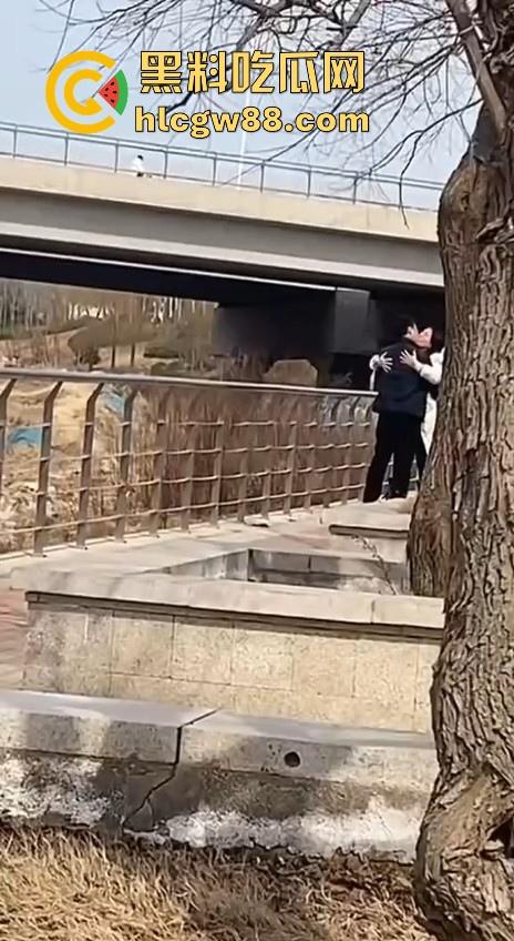 春天来了,动物们到了交配的季节了,情侣们性欲来了完全不顾旁人现场就是干!-6