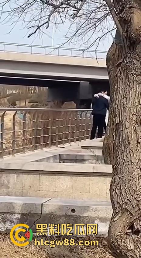 春天来了,动物们到了交配的季节了,情侣们性欲来了完全不顾旁人现场就是干!-7