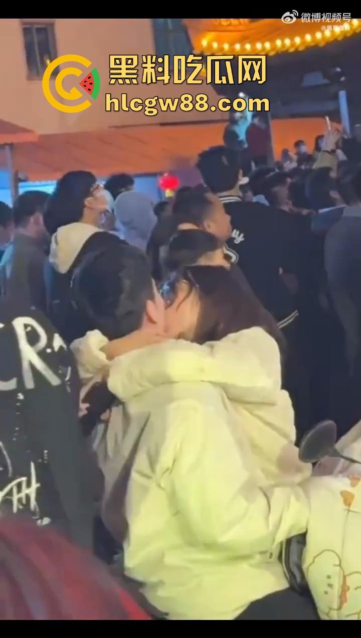 春天来了,动物们到了交配的季节了,情侣们性欲来了完全不顾旁人现场就是干!-9