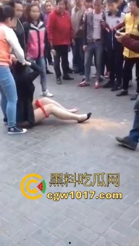 原配当街手撕小三,当众人围观当场脱下其红色小内裤,在场围观的男性纷纷的从各角度转到正面,为其看清楚真容!-2
