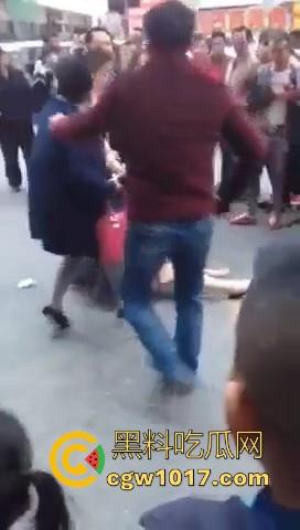 原配当街手撕小三,当众人围观当场脱下其红色小内裤,在场围观的男性纷纷的从各角度转到正面,为其看清楚真容!-3