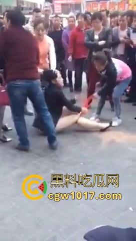 原配当街手撕小三,当众人围观当场脱下其红色小内裤,在场围观的男性纷纷的从各角度转到正面,为其看清楚真容!-4