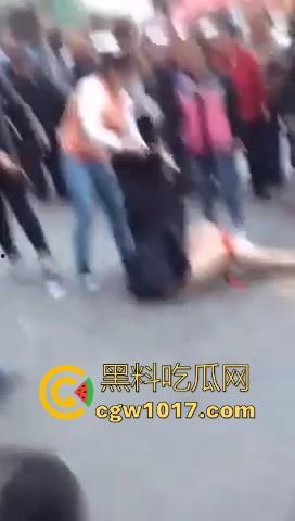 原配当街手撕小三,当众人围观当场脱下其红色小内裤,在场围观的男性纷纷的从各角度转到正面,为其看清楚真容!-6
