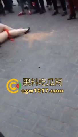 原配当街手撕小三,当众人围观当场脱下其红色小内裤,在场围观的男性纷纷的从各角度转到正面,为其看清楚真容!-7