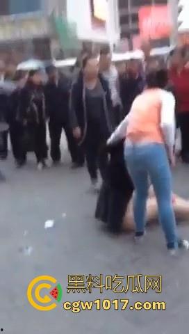 原配当街手撕小三,当众人围观当场脱下其红色小内裤,在场围观的男性纷纷的从各角度转到正面,为其看清楚真容!-8