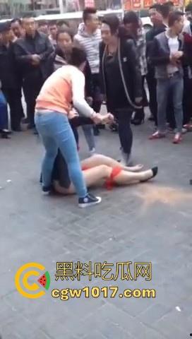 原配当街手撕小三,当众人围观当场脱下其红色小内裤,在场围观的男性纷纷的从各角度转到正面,为其看清楚真容!-10