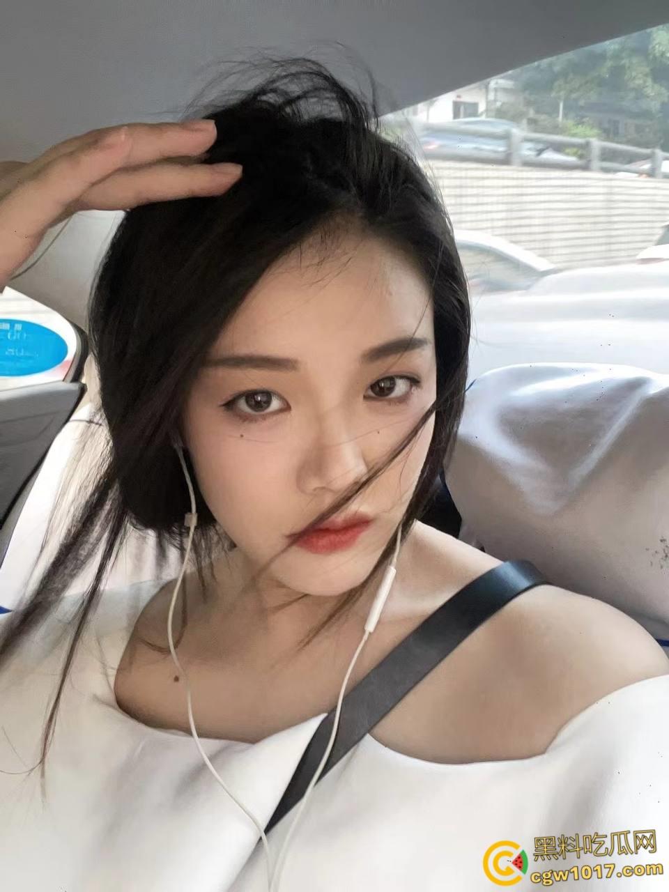 看着沙发上的性感姐姐，撕烂姐姐的丝袜猛吸嫩穴，还把鸡扒强行塞入她的嘴，极品翘臀打桩感十足 ！