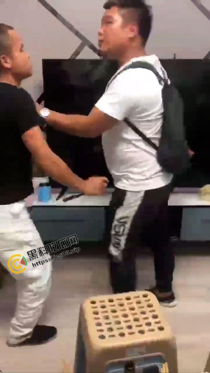 大胆!朋友吵架直接拿刀捅人拉都拉不住 被捅的人直接躺尸-1