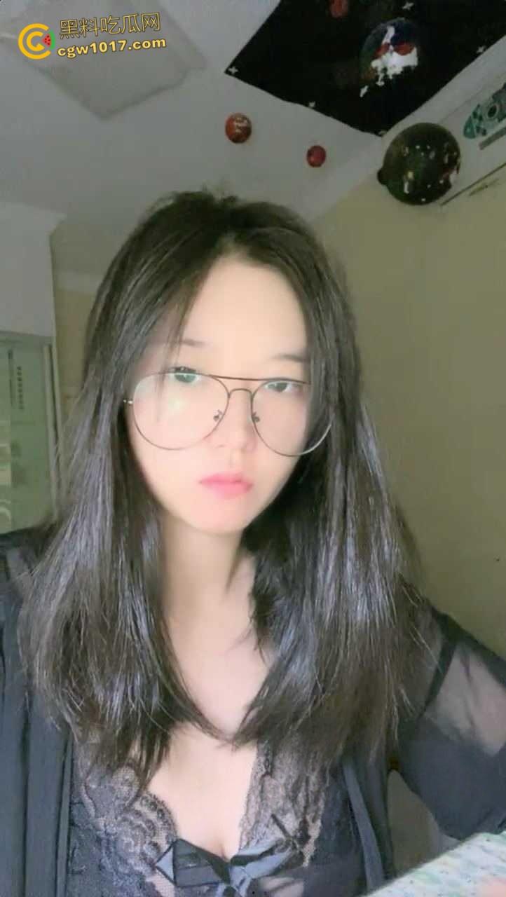 南京林业大学校花【何雯婷】，考研二战独居饥渴难耐，性感内裤塞个小玩具后继续学习，纯纯的清纯反差婊！