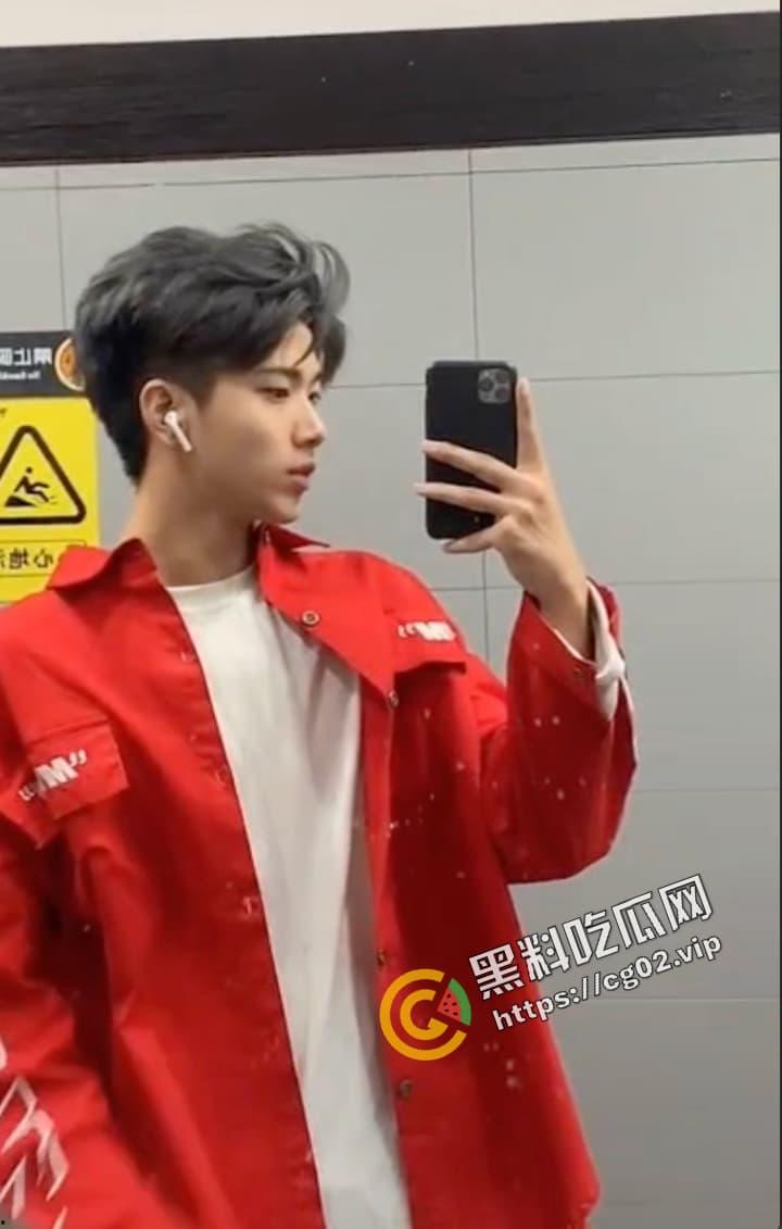 抖音 情侣网红 方块 已婚阳光直男澡堂被偷拍  男孩子在外也要保护好自己-4