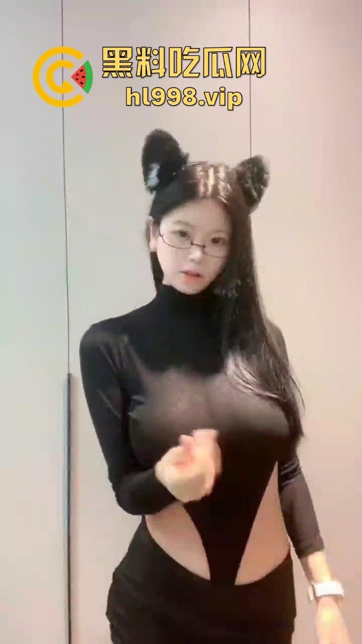 抖音网红【乔乔子】眼镜巨乳御姐玩擦边!大哥刷火箭就给看半露奶子,凭胸前凶器捞金无数!-11