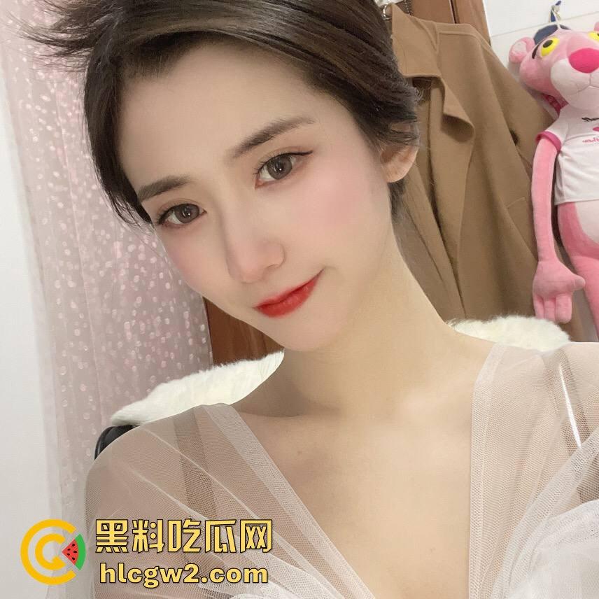 邂逅广西披萨店巨乳正妹【赵雪菲】！大到爆炸的罩杯 这样的身材还卖披萨？不如直接吃了她这个小夹子！