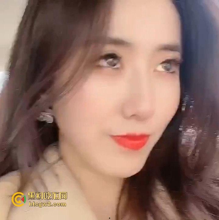 邂逅广西披萨店巨乳正妹【赵雪菲】!大到爆炸的罩杯 这样的身材还卖披萨?不如直接吃了她这个小夹子!-3