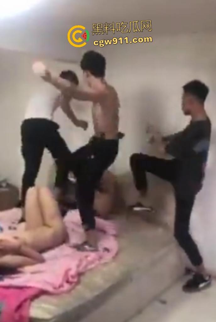 男友兄弟联手抓奸虐男小三,柜子扫把猛砸,骚女还拍手叫好,男小三说上床的时候你可不是这么对我的!-2