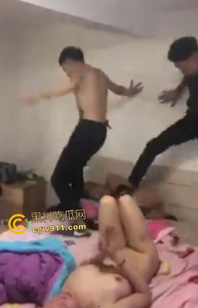 男友兄弟联手抓奸虐男小三,柜子扫把猛砸,骚女还拍手叫好,男小三说上床的时候你可不是这么对我的!-5