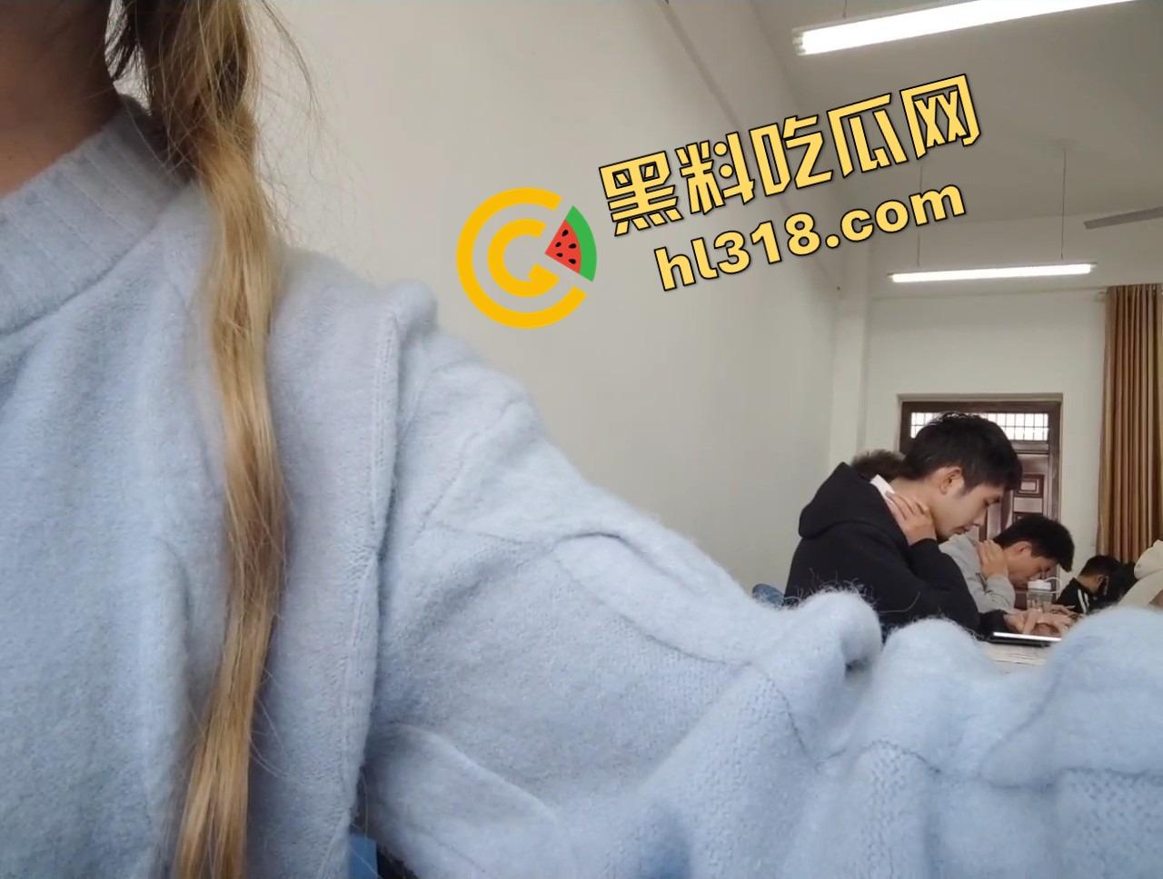 大学生课堂露出,调教到位随时配合,春夏秋冬课上全程听话,露奶露逼随你来,教室啪啪都不是事!-6