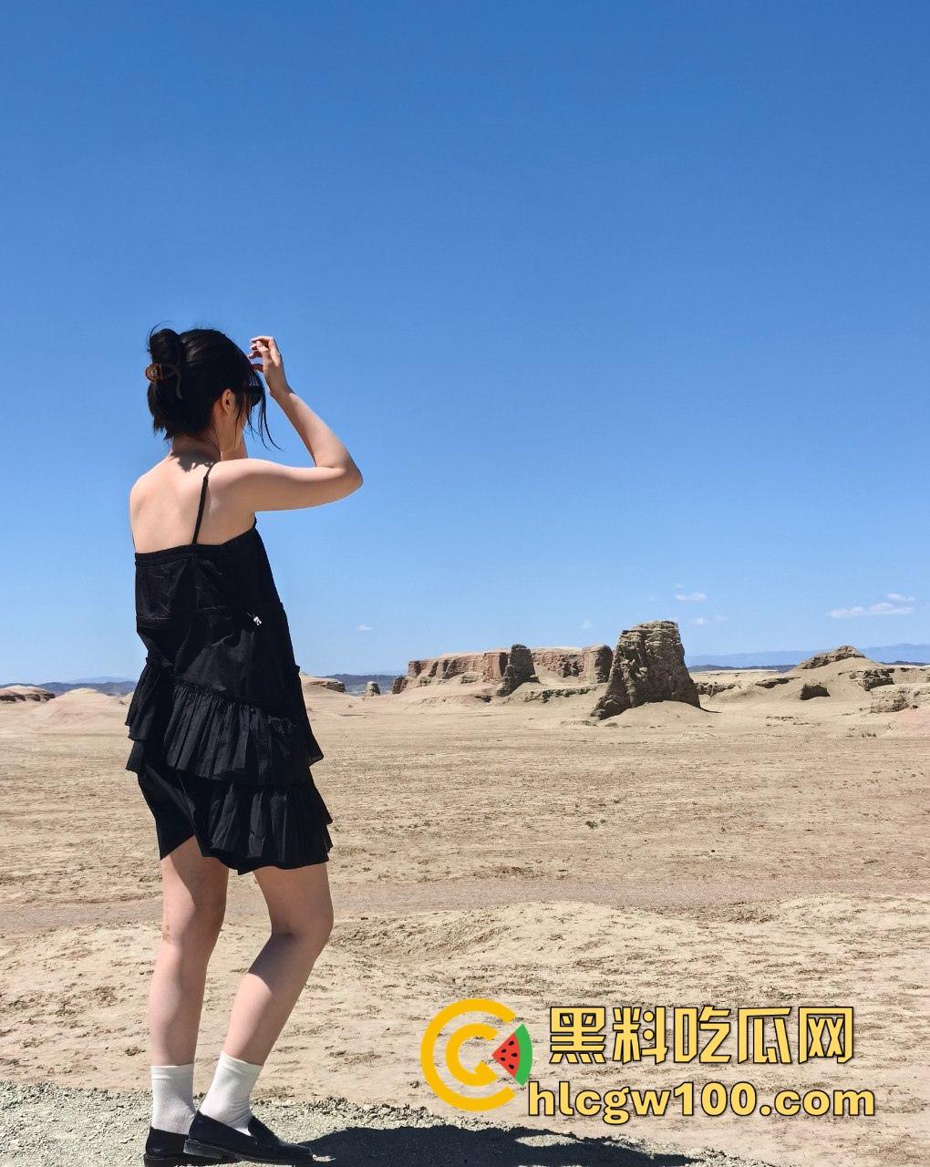 江苏信息职业技术学院清纯学生妹【刘柄池】千里飞送逼,成金主胯下母狗,后入爆操调教屁股被扇到通红!-2