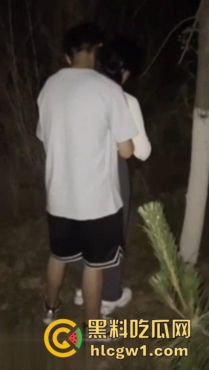 绿帽奴性彻底释放!绿帽男把老婆送给单男野战,自己边看边撸,屌都要撸秃了,绿毛龟真牛逼!-3