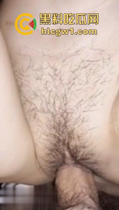 绿帽奴性彻底释放!绿帽男把老婆送给单男野战,自己边看边撸,屌都要撸秃了,绿毛龟真牛逼!-4