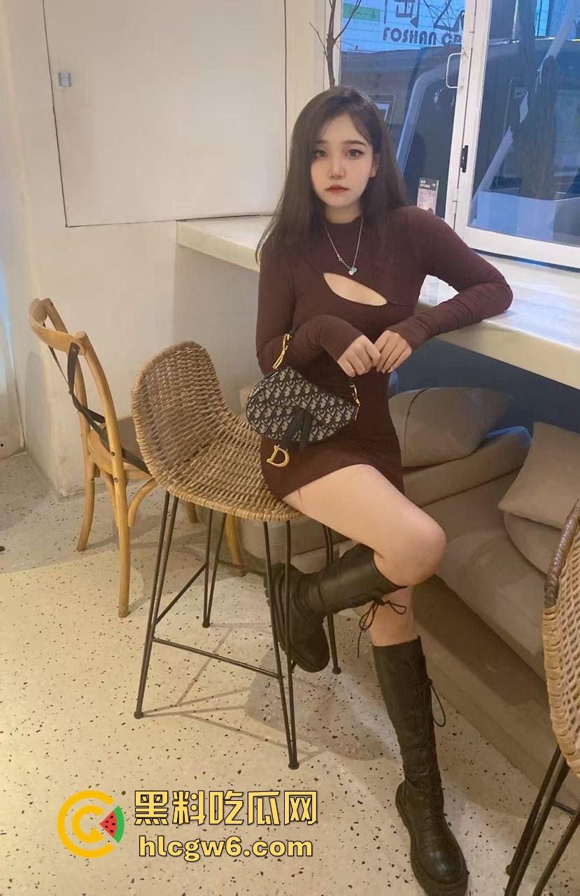 独家曝光！！广东佛山禅城00后【黄悦】自拍性爱视频遭泄露，骚母狗动作姿势还挺会配合的。