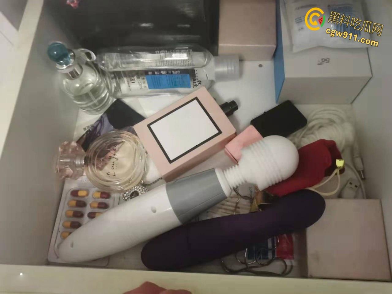 陕西师范大学【王萌萌】,被大叔pua微信调教,狗链乳环户外露出,穿上情趣内衣被花样猛操嫩穴 !-5