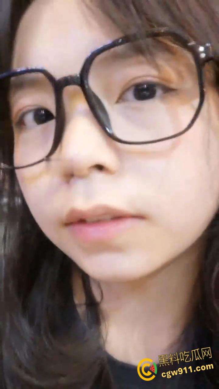 陕西师范大学【王萌萌】,被大叔pua微信调教,狗链乳环户外露出,穿上情趣内衣被花样猛操嫩穴 !-7