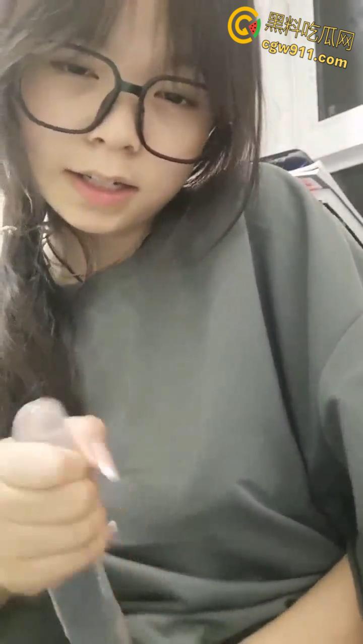 陕西师范大学【王萌萌】,被大叔pua微信调教,狗链乳环户外露出,穿上情趣内衣被花样猛操嫩穴 !-8